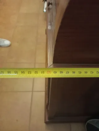 Escritorio de madera con persiana