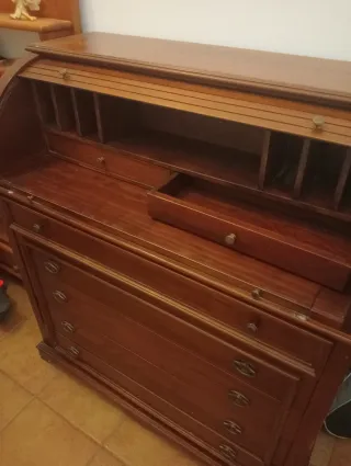 Escritorio de madera con persiana