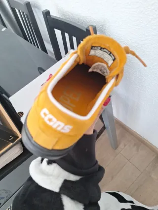 Zapatos Converse Amarillos y Negros. Nuevos. Skate