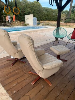 Poltrone in pelle beige con tavolino