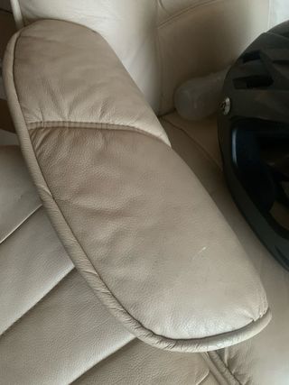 Poltrone in pelle beige con tavolino