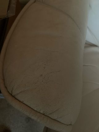 Poltrone in pelle beige con tavolino