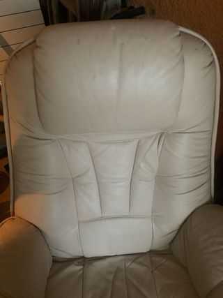 Poltrone in pelle beige con tavolino