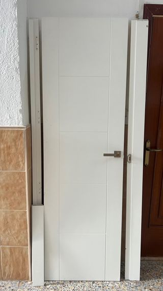 Puerta blanca abatible