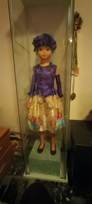 Muñeca con Vitrina