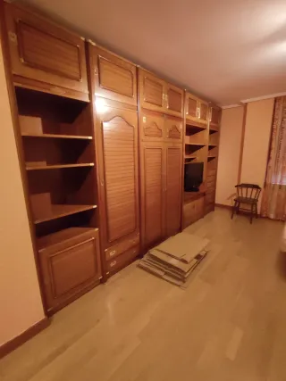 Mueble de madera con cama