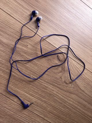 Auriculares azules y blancos