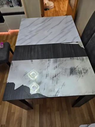 Mesa de comedor de madera gris