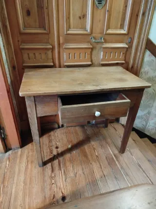 Mesa auxiliar castaño macizo antigua