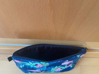 Neceser estampado flamenco y hojas tropicales