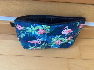 Neceser estampado flamenco y hojas tropicales