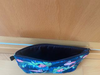 Neceser estampado flamenco y hojas tropicales