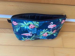 Neceser estampado flamenco y hojas tropicales