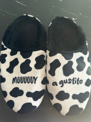 Pantuflas de casa con estampado de vaca