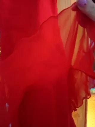 Vestido rojo con volantes y cadena