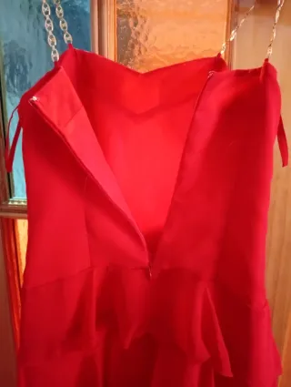 Vestido rojo con volantes y cadena