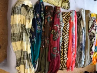 Lote de 13 bufandas y foulards multicolor