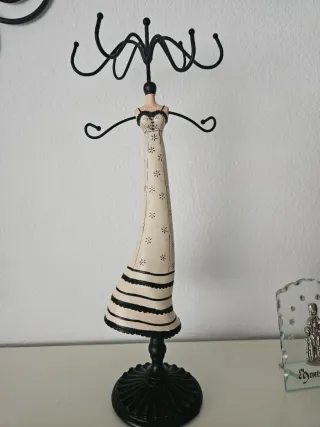 Colgador de collares figura vestido