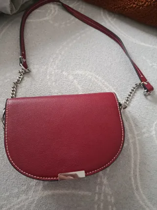 Bolso de hombro rojo con cadena plateada