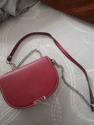 Bolso de hombro rojo con cadena plateada