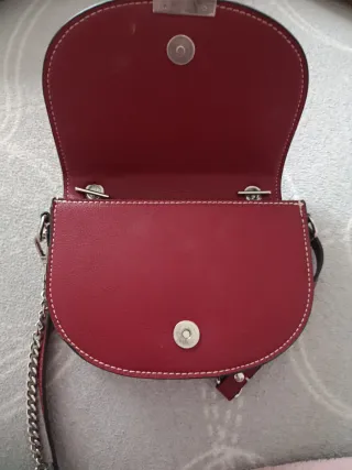 Bolso de hombro rojo con cadena plateada