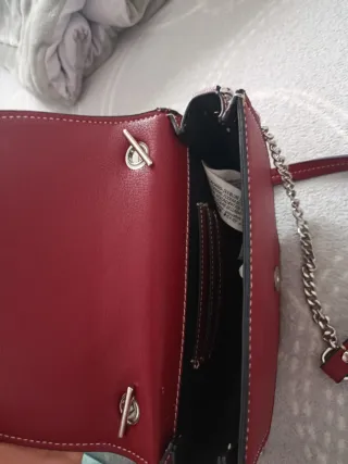 Bolso de hombro rojo con cadena plateada