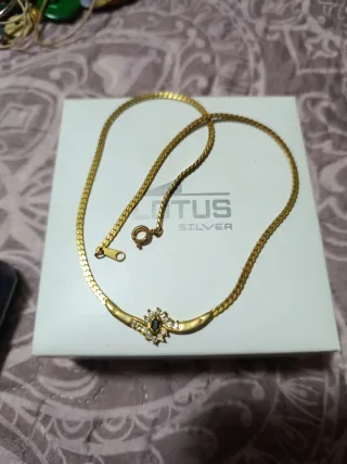 Colgante chapado en oro con zafiro y diamantes