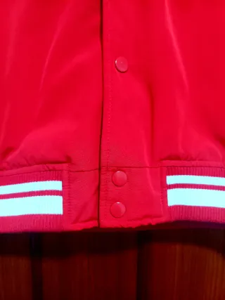 Chaqueta Bomber Roja con Capucha