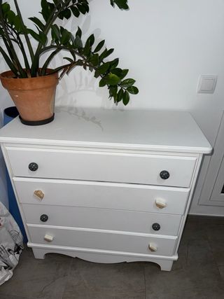 Cómoda blanca para bebé