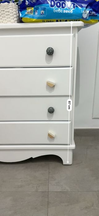 Cómoda blanca para bebé