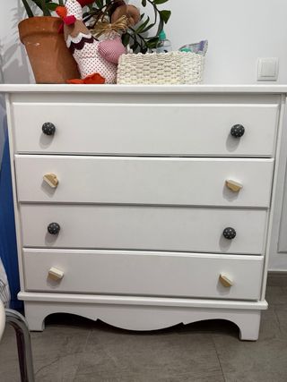 Cómoda blanca para bebé