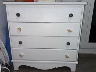 Cómoda blanca para bebé
