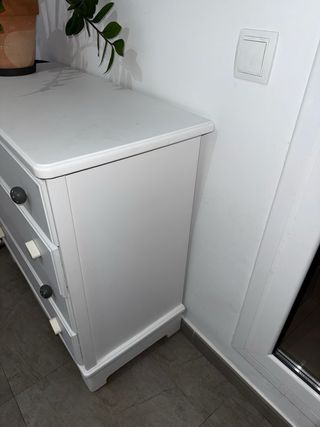 Cómoda blanca para bebé