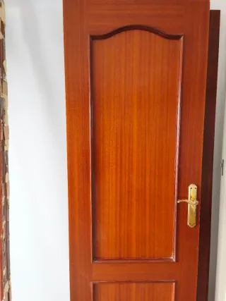 Puertas de madera con marcos 70€ ambas.