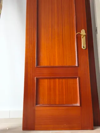 Puertas de madera con marcos 70€ ambas.
