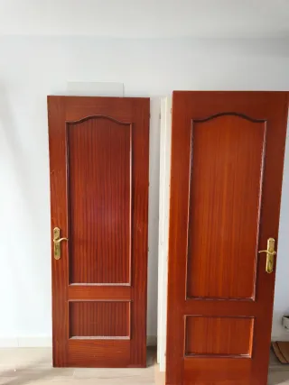 Puertas de madera con marcos 70€ ambas.