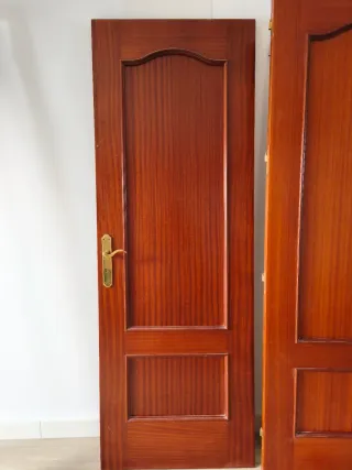 Puertas de madera con marcos 70€ ambas.