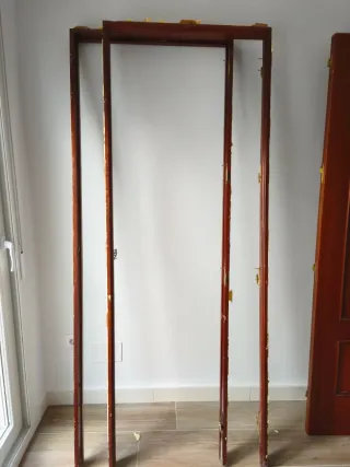 Puertas de madera con marcos 70€ ambas.