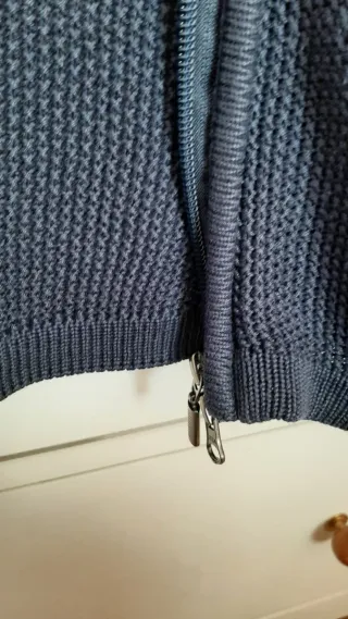 Chaqueta azul marino con capucha, talla S.