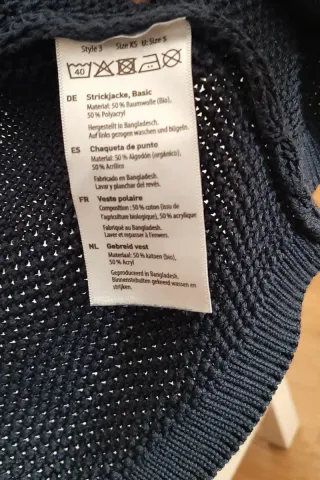 Chaqueta azul marino con capucha, talla S.