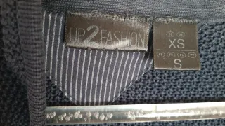 Chaqueta azul marino con capucha, talla S.