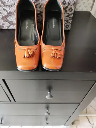 Zapatos de charol mostaza con tacón