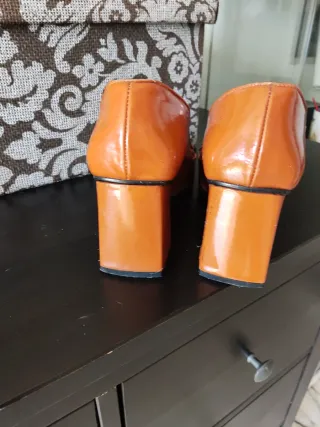 Zapatos de charol mostaza con tacón