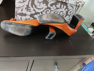 Zapatos de charol mostaza con tacón