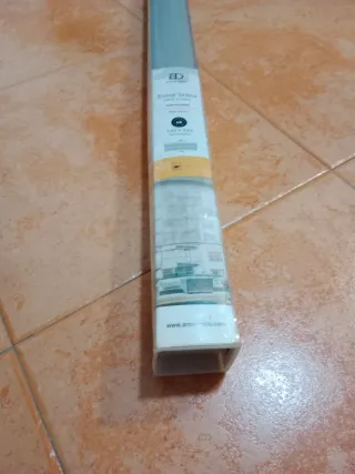 Estor enrollable translúcido gris claro