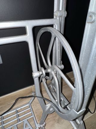 Pie de máquina de coser Sigma con sobre de cristal