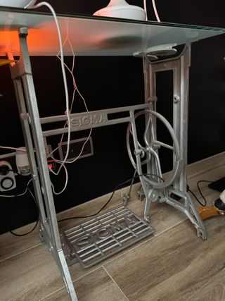 Pie de máquina de coser Sigma con sobre de cristal