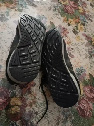 Scarpe sportive grigie e bianche taglia 43