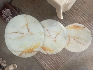 Tavoli ausiliari rotondi in marmo dorato