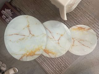 Tavoli ausiliari rotondi in marmo dorato